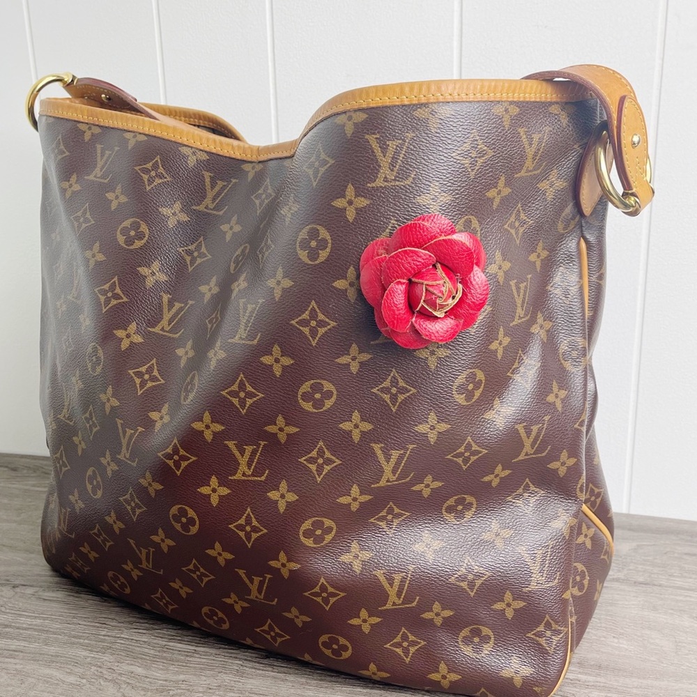 Camellia Flower Vegan Leather Magnetic Bag Charm - Picture 4 of 10